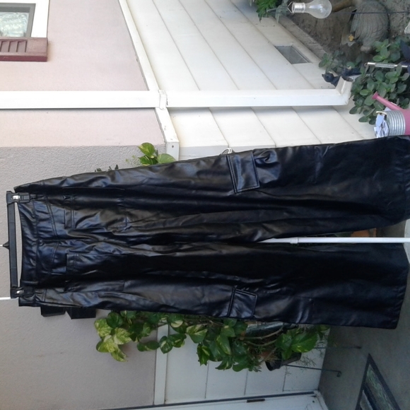 Women's size 4 fake leather pants - Picture 4 of 15